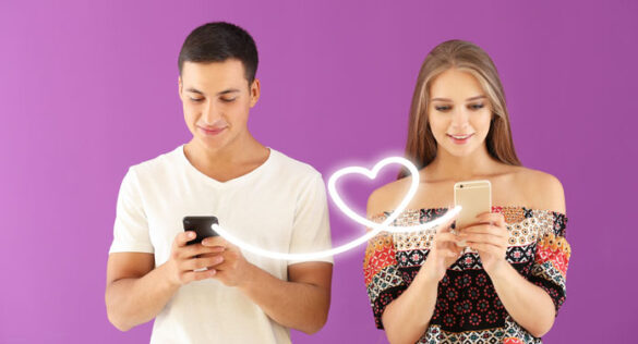 junges Paar mit Smartphones - Wie lange warten, bis ich ihr schreibe?